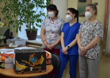 Волонтеры в Приамурье передали фрукты врачам ковидного госпиталя