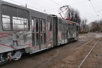 В Калининграде трамвай раскрасили коллажами с архивными фото