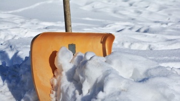 Должников по алиментам привлекли к уборке снега на улицах Барнаула