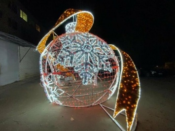 В центре Симферополя устанавливают огромный новогодний шар-арку, - ФОТО