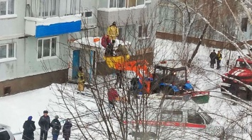 Кузбассовец упал с балкона многоэтажки на козырек подъезда