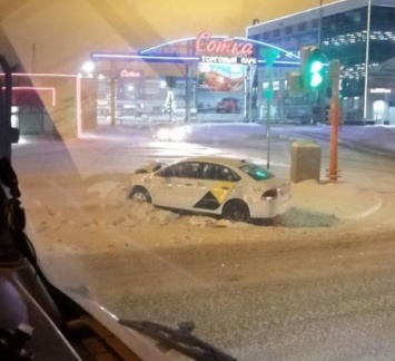 Такси попало в ДТП возле кемеровского торгового парка