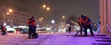 В Калуге коммунальщики чистят город после сильного снегопада