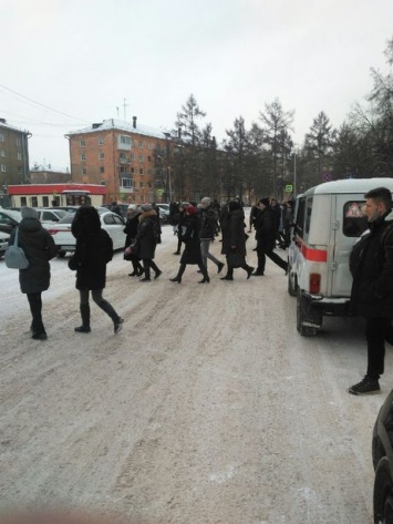 Студенты эвакуировались из кемеровского вуза