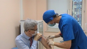 Директор депздрава Югры сделал прививку от коронавируса в прямом эфире