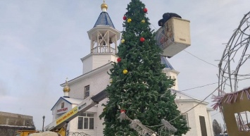В Индустриальном районе Барнаула монтируют елки и возводят новогодние городки