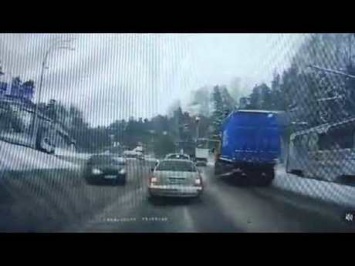 Момент ДТП на кемеровском шоссе попал на видео