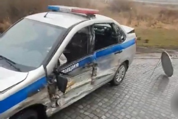 Под Черняховском грузовик протаранил автомобиль ДПС (видео)