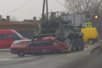 В Калининграде БТР подмял легковой автомобиль (фото)
