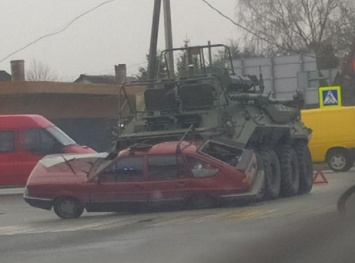 БТР в Калининграде наехал на гражданский автомобиль