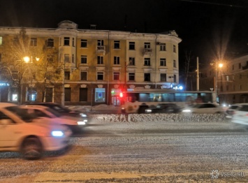 "Бег с препятствиями": кемеровчане пожаловались на непроходимый пешеходный переход