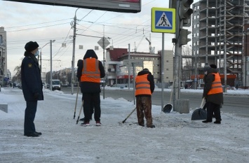 Сотню осужденных бросили на уборку снега в Барнауле