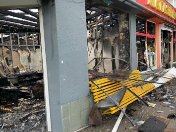 Рядом со сгоревшим в центре Симферополя магазином выгорело кафе, - ФОТО
