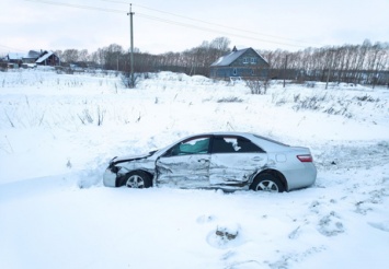 Автомобиль вылетел в кювет после ДТП на кузбасской трассе