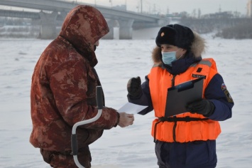 В Кемерове специалисты городского управления по делам ГО и ЧС совместно с сотрудниками ГИМС провели рейд в рамках областной акции "Безопасный лед"