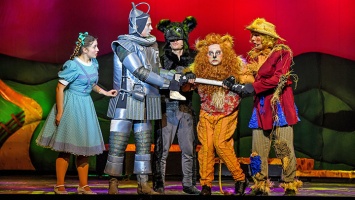 Алтайский театр представил мюзикл «Волшебник Изумрудного города»