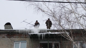 Мэрия Барнаула контролирует очистку от снега кровель домов и магазинов