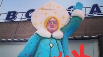 Снегурочки не существует! Фото жутковатой скульптуры возле автовокзала Барнаула оказалось фейком