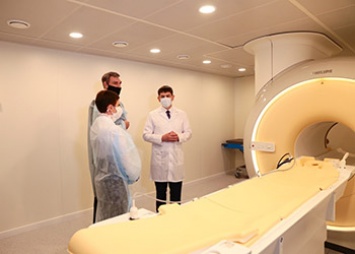 Уникальный аппарат МРТ и томограф установили в амурском онкодиспансере