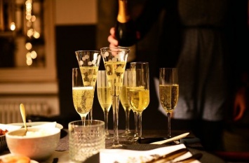 Сибиряки купили на 60% меньше шампанского к праздникам по сравнению с прошлым годом