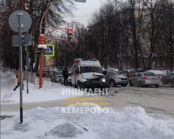 ДТП со "скорой" произошло в центре Кемерова