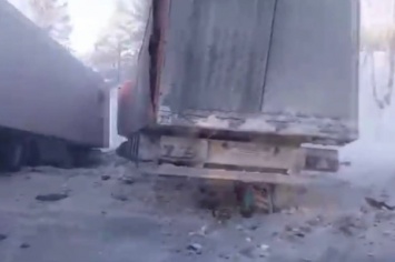 Две фуры вылетели в кювет после столкновения на кузбасской трассе