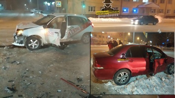 Пиццу не довезли. Иномарка вылетела на тротуар в Барнауле в результате ДТП