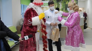 Активисты ОНФ вручили новогодние подарки детям и медицинским работникам