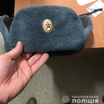 Украинец стал фигурантом дела из-за шапки с серпом и молотом