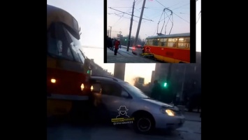 Автомобиль застрял между трамваем и столбом в Барнауле