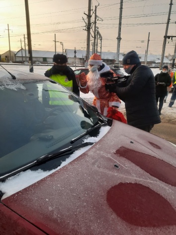 В Петрозаводске «железнодорожный» Дед Мороз поздравил автомобилистов с Новым годом