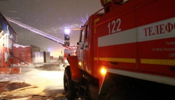 17 человек эвакуировали во время пожара из пятиэтажки в Барнауле