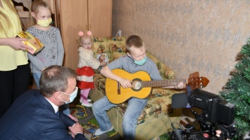 Мэр Барнаула подарил гитару мальчику на Новый год