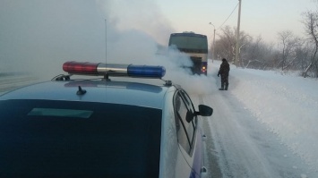 Экипаж ДПС спас пассажиров автобуса, сломавшегося в мороз на алтайской трассе