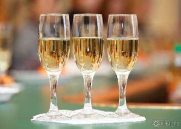 Российские медики оценили опасность шампанского для больных коронавирусом
