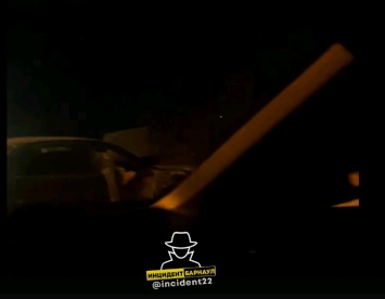 В Барнауле две девушки сбежали из разбитого авто после ночного ДТП со столбом и гибели их подруги-водителя