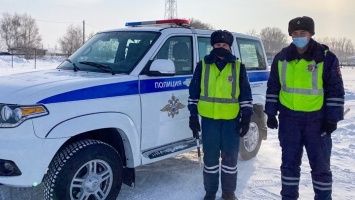 В Змеиногорске экипаж ДПС спас водителя, автомобиль которого застрял в снегу