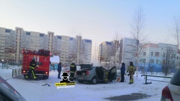 В Барнауле вспыхнул припаркованный автомобиль
