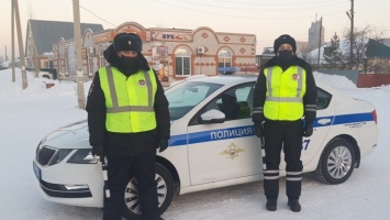 Алтайские сотрудники ГИБДД оказали помощь водителю в экстремальные морозы
