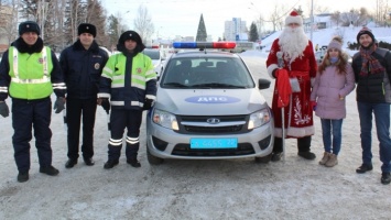 Инспекторы ГИБДД провели акцию «Полицейский Дед Мороз» в Барнауле