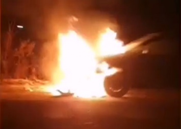 Ночного поджигателя авто, попавшего на видео, ищут Белогорске