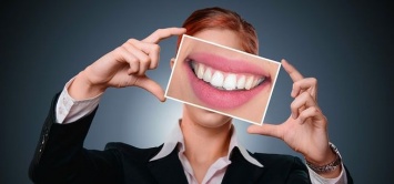 Российский стоматолог перечислила портящие цвет зубов продукты