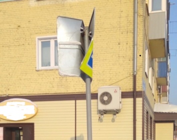 Неизвестный согнул дорожный знак пополам в кузбасском городе