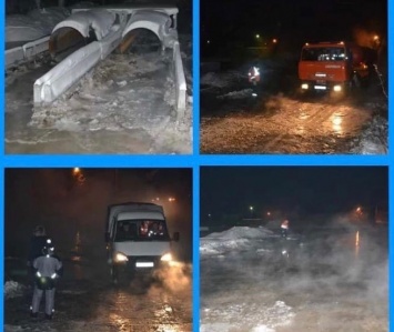Вода полностью затопила дорогу из-за прорыва трубы в Кемерове