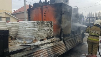 В Симферополе тушили горевший грузовик, - ФОТО