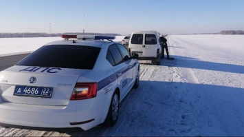 Госавтоинспекторы продолжают оказывать помощь алтайским водителям в морозы