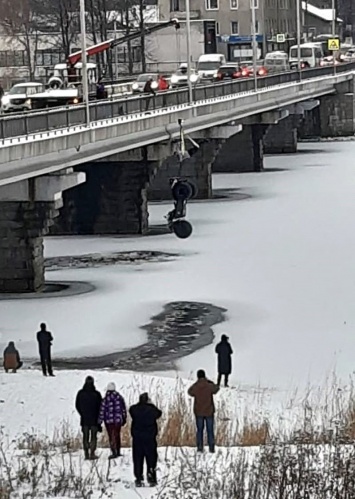 В Карелии «каракатица» с двумя пассажирами провалилась под лед