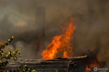 Крыша дома семьи с двумя детьми полностью сгорела в Кемерове