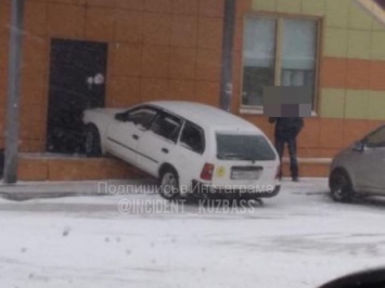 Автомобиль "припарковался" на крыльце кемеровского магазина