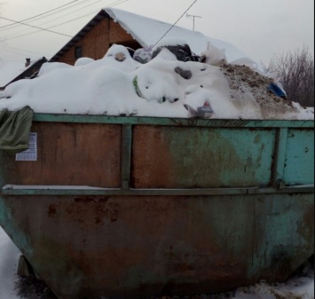 Беловчане пожаловались на переполненный мусорный контейнер